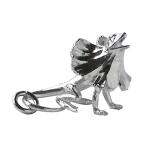 Op de afbeelding: Een zilveren bedel in de vorm van een gekrulde hagedis met zijn bek open. De bedel heeft een lus om aan een armband of ketting te bevestigen.