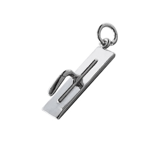 以下が含まれることがあります： モルタルやコンクリートを塗るための道具である、トロールの形をしたシルバーチャームです。