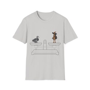 Y por lo tanto... ¡UNA BRUJA! Camiseta