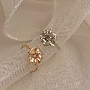 Anillo de flores de oro sólido de 14K Regalo de anillo floral de amapola detallado para ella