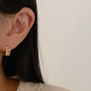 14K Solid Gold Textured Huggie Hoop Earrings Vintage Gold Earrings Geometric Minimalist Earrings Dainty Hoop Earrings