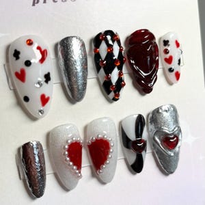 Presse reine de coeur sur les ongles