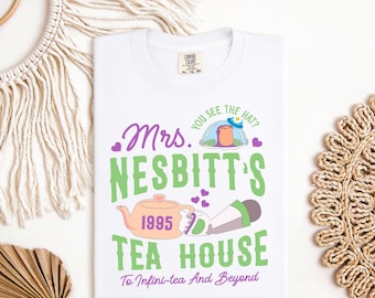 Divertida transferencia DTF de Toy Story de Buzz, la Sra. Nesbitt Tea House. Para Infini-tea y más allá. Imprimible, retro, bonito y termoadhesivo para camisetas.