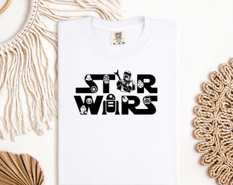 Camiseta minimalista geek lista para usar para fanáticos de la ciencia ficción con transferencia térmica del logotipo de Star Wars: Darth Vader, R2D2, BB8 y Stormtrooper.