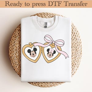 Trasferimento DTF medaglione, fiocco medaglione carino DTF, Minnie Mickey Lover DTF, trasferimento carino Disneyworld, Mickey Coquette DTF, maglietta Disney, Mickey DTF