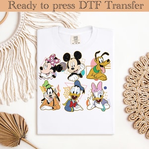 Retro Disney 90&#39;s Mickey & Friends DTF-overdracht, Mickey Mouse, Donald Duck, Pluto, Goofy DTF, Mickey and Friends-groep, Disney-gezinsreis