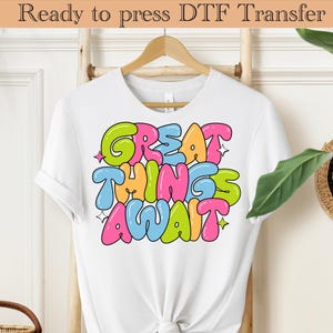 Großartige Dinge erwarten Sie DTF Transfer | Inspirierende Bubble Letter Dtf | Positive Vibes T-Shirt | Erhebendes motivierendes Geschenk|Bunter Dtf Transfer