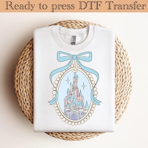 Château magique Disney avec transfert DTF Coquette bleue, DTF Magic Kingdom, Voyage entre filles Disney, Dtf familial Disneyworld, Chemise Disney, Château magique