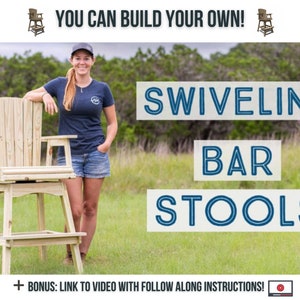 K&ouml;nnte beinhalten: Eine Frau steht neben zwei drehbaren Barhockern aus Holz. Die Hocker sind aus unbehandeltem Holz und haben ein schlichtes Design. Der Text "YOU CAN BUILD YOUR OWN!" befindet sich oben im Bild. Der Text "SWIVELING BAR STOOLS" befindet sich in der Mitte des Bildes. Ein PDF-Download-Symbol befindet sich in der unteren rechten Ecke des Bildes. Der Text "+ BONUS: LINK TO VIDEO WITH FOLLOW ALONG INSTRUCTIONS!" befindet sich unten im Bild.