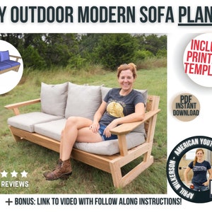 Puede incluir: Planos de bricolaje para un sofá moderno de exterior con plantillas imprimibles. Los planos incluyen un enlace a un video con instrucciones. La imagen muestra a una mujer sentada en el sofá terminado, que está hecho de madera y tiene un cojín gris claro. La imagen también incluye un dibujo del sofá y una calificación de estrellas de más de 350 reseñas.