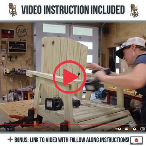 K&ouml;nnte beinhalten: Eine Frau montiert einen Holzstuhl mit einer Bohrmaschine. Der Stuhl ist aus unbehandeltem Holz und wird mit Klemmen zusammengehalten. Der Text "VIDEO INSTRUCTION INCLUDED" ist oben im Bild zu sehen.