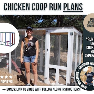 Op de afbeelding: Een witte kippenren met een witte houten deur en een gaashek. De ren is omgeven door bomen en gras. De afbeelding bevat de tekst "CHICKEN COOP RUN PLANS", "PDF INSTANT DOWNLOAD", "*RUN PLANS ONLY COOP PLANS SOLD SEPERATELY*" en "300+ REVIEWS".
