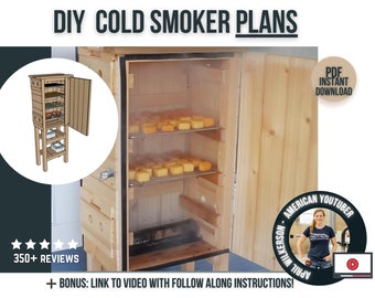 Op de afbeelding: DIY-plannen voor een koude rookoven met een houten constructie en een deur die opengaat om twee planken met gerookt voedsel te onthullen. De plannen bevatten een link naar een video met instructies om te volgen. De afbeelding bevat ook een 5-sterrenbeoordeling en de tekst "350+ beoordelingen".