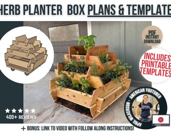 Puede incluir: Una jardinera de madera para hierbas con cuatro niveles, cada uno con un tamaño y una forma diferentes. La jardinera está sobre ruedas y tiene un aspecto rústico. La imagen incluye el texto "HERB PLANTER BOX PLANS & TEMPLATE", "PDF INSTANT DOWNLOAD", "INCLUDES PRINTABLE TEMPLATES", "400+ REVIEWS", "+ BONUS: LINK TO VIDEO WITH FOLLOW ALONG INSTRUCTIONS!" y "AMERICAN YOUTUBER APRIL WILKERSON".