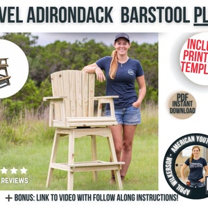 Peut inclure: Un tabouret de bar Adirondack pivotant en bois avec une personne debout à côté. Le tabouret de bar a un dossier et des accoudoirs. La personne porte une chemise bleue et un short en jean. L'image comprend le texte "INCLUDES PRINTABLE TEMPLATES", "PDF INSTANT DOWNLOAD", "AMERICAN YOUTUBER", "300+ REVIEWS", et "+ BONUS: LINK TO VIDEO WITH FOLLOW ALONG INSTRUCTIONS!"