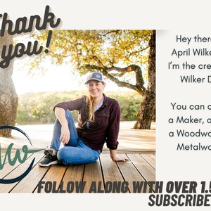 K&ouml;nnte beinhalten: Eine Frau mit einer blauen Baseballkappe und einem weinroten Shirt sitzt auf einem Holzdeck. Der Text "Thank you!" befindet sich in der oberen linken Ecke des Bildes. Der Text "Aw" befindet sich in einem Kreis mit gr&uuml;nem Hintergrund und blauem Rand. Der Text "FOLLOW ALONG WITH OVER 1.5M SUBSCRIBERS" befindet sich am unteren Rand des Bildes. Der Text "Hey there, I'm April Wilkerson... I'm the creator of Wilker Do's. You can call me a Maker, a DIYer, a Woodworker or Metalworker." befindet sich auf der rechten Seite des Bildes.