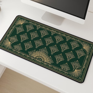 Op de afbeelding: Een rechthoekige groene bureaumat met een gouden art deco-ontwerp. De mat heeft een herhalend patroon van gestileerde waaier vormen en een decoratieve rand. De mat is ontworpen om het bureaublad te beschermen en een glad oppervlak te bieden voor een muis.