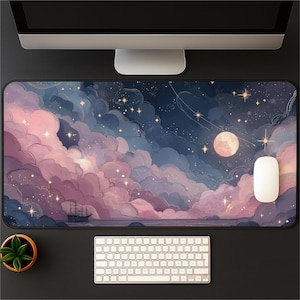 Könnte beinhalten: Rechteckige Mausunterlage mit einem verträumten Nachthimmel-Design, mit rosa und blauen Wolken, Sternen und einem Vollmond. Ein Segelboot ist am Horizont zu sehen. Eine weiße Maus und Tastatur sind ebenfalls vorhanden.