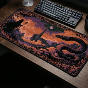 Puede incluir: Una alfombrilla de escritorio rectangular con una ilustración de fantasía que muestra una gran serpiente negra en primer plano, una torre alta a lo lejos y una figura encapuchada con un bastón, sobre un cielo naranja y morado con luna llena.