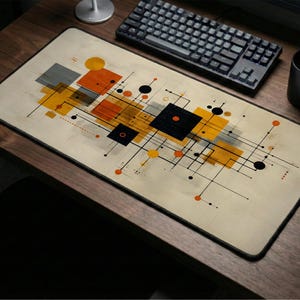 Peut inclure: Tapis de souris rectangulaire avec un fond crème et un motif géométrique abstrait. Le motif présente des carrés et des cercles orange, jaunes, gris et noirs reliés par de fines lignes noires. Un clavier, une souris et une tasse noirs sont également visibles.