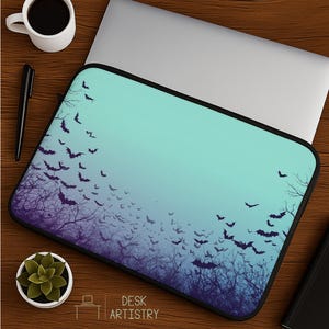 Housse pour ordinateur portable Flying Bats | Étui technique gothique en forêt | Housse effrayante pour MacBook d&#39;Halloween | Cadeau pour les fans d&#39;horreur et les amateurs d&#39;esthétique sombre