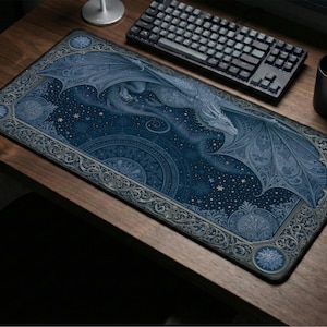 Peut inclure: Un tapis de bureau rectangulaire présentant une illustration détaillée d'un dragon en vol sur un ciel étoilé bleu foncé. Le motif comprend des bordures en filigrane complexes dans des tons bleu et argent, avec des motifs floraux circulaires.