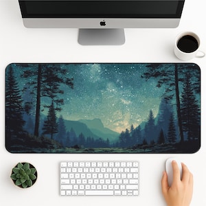 Milky Way Schreibtischunterlage | Moonlit Pines Mousepad | Sternenwald Landschaft Pad | Geschenk für Naturliebhaber