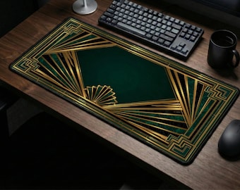 Peut inclure: Un tapis de bureau rectangulaire présentant un fond vert émeraude profond avec un motif d'éventail géométrique doré proéminent et des accents noirs. Le design comprend des lignes angulaires nettes et des motifs symétriques encadrant un centre vert.