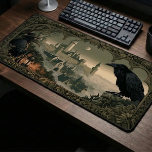 Può includere: Un tappetino da scrivania rettangolare con un'illustrazione gotica scura di un medico della peste che tiene una lanterna a sinistra e un grande corvo nero appollaiato a destra, che incornicia un castello medievale sotto la luna piena con bordi fogliati.