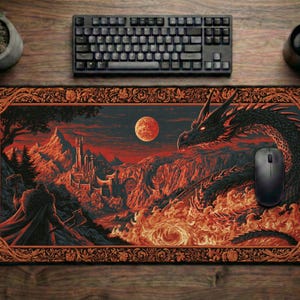 Könnte beinhalten: Eine rechteckige Schreibtischunterlage mit einer Fantasy-Illustration eines schwarzen Drachen, eines Kriegers mit Axt, einer Burg und eines Vollmonds in Rot- und Orangetönen, umrahmt von einer verzierten Bordüre mit komplexen Blattmustern.