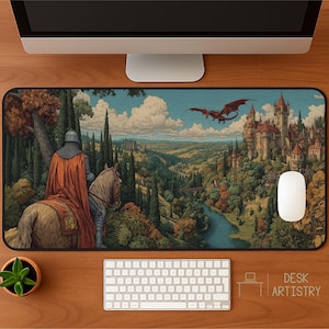 Puede incluir: Alfombrilla de escritorio rectangular con un paisaje de fantasía. Presenta un caballero a caballo, un dragón y un castillo. La ilustración detallada muestra un río, árboles y un cielo azul. También se ven un ratón, un teclado y una planta.