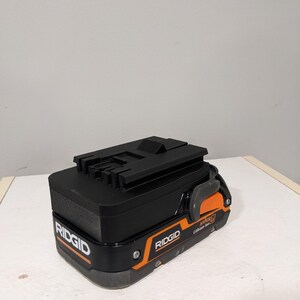 Puede incluir: Un cargador de bater&iacute;a Ridgid HYPER-DUTY de iones de litio negro y naranja.