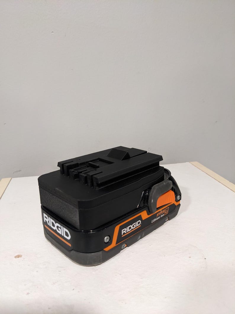 Puede incluir: Un cargador de bater&iacute;a Ridgid HYPER-DUTY de iones de litio negro y naranja.