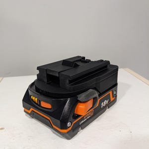 Puede incluir: Una bater&iacute;a de iones de litio Hyper Tough negra y naranja de 18 V.