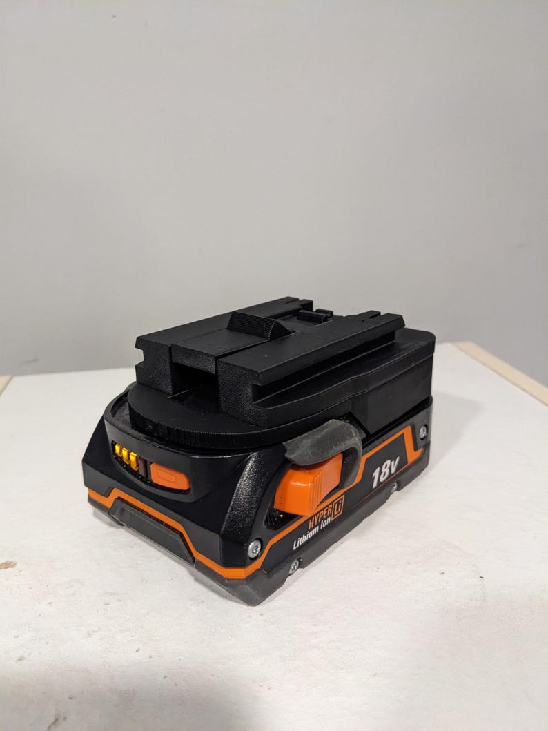 Puede incluir: Una bater&iacute;a de iones de litio Hyper Tough negra y naranja de 18 V.