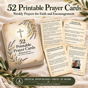 Op de afbeelding: Een stapel van 52 printbare gebedskaarten met een kruisillustratie en bloemaccenten. De kaarten bevatten tekst waaronder 52 Printable Prayer Cards, Weekly Prayers for Faith and Encouragement en A Prayer for a Grateful Heart.