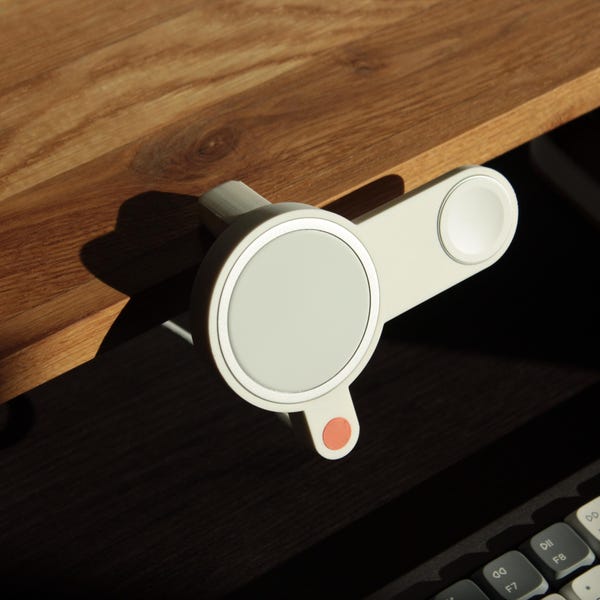 NODO Lite - Soporte MagSafe con abrazadera y soporte para reloj / estación de acoplamiento para estantes de escritorio