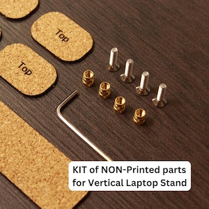 Op de afbeelding: Een set met niet-geprinte onderdelen voor een verticale laptopstandaard. De set bevat kurkdelen met de labels "Top", "Bottom" en "Side", samen met schroeven, moeren en een inbussleutel.