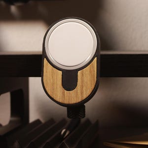 NODO MagSafe iPhone Halter Klemme für Schreibtisch Regal | Umweltfreundlicher 3D gedruckter Telefonständer mit anpassbaren Holzakzenten in Eiche und Walnuss