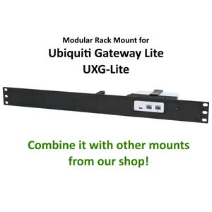 Könnte beinhalten: Schwarzer Metall-Rack-Mount für ein weißes Ubiquiti Gateway Lite UXG-Lite-Gerät. Der Rack-Mount hat Löcher für Schrauben und ist für einen Standard-19-Zoll-Rack ausgelegt.