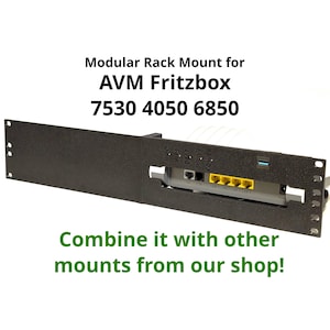 Puede incluir: Soporte de montaje en rack negro para los modelos AVM Fritzbox 7530, 4050 y 6850. El soporte tiene recortes para puertos y cables. El texto "Combine it with other mounts from our shop!" está impreso debajo de la imagen.