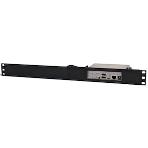 Op de afbeelding: Een zwarte rackmount-server met een zilverkleurige computercomponent. De server heeft meerdere poorten en connectoren aan de voorkant, waaronder USB, audio en Ethernet. De rackmount heeft aan elk uiteinde montagegaten.