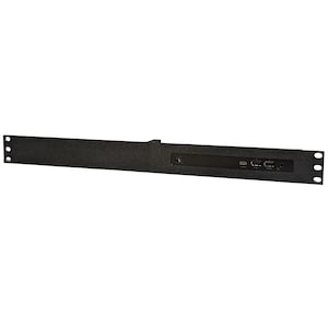 Könnte beinhalten: Schwarzes Rack-Montagepanel mit einer Reihe von Anschlüssen und einem Power-Knopf. Das Panel hat an jedem Ende drei Löcher zur Montage. Das Panel ist für die Montage in einem Standard-19-Zoll-Rack konzipiert.