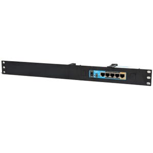 Könnte beinhalten: Ein schwarzer Netzwerk-Rack-Mount mit einem blau-weißen Panel mit mehreren Anschlüssen. Der Rack-Mount ist für die Aufnahme von Netzwerkausrüstung konzipiert und hat an jedem Ende Befestigungslöcher.