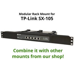 Könnte beinhalten: Schwarzer Rack-Mount für einen TP-Link SX-105 Netzwerk-Switch. Der Mount hat einen schwarzen Metallrahmen und eine schwarze Kunststoffplatte mit dem TP-Link-Logo und dem Text "TP-Link SX-105".