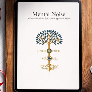 Może przedstawiać: Tablet cyfrowy wyświetla tytuł "Mental Noise" z podtytułem "A Guided Unload for Mental Space & Relief". Okładka przedstawia wzór drzewa ze słowami "Unlocked Soul". Tablet spoczywa na drewnianej powierzchni, w towarzystwie długopisu, notatnika i bezprzewodowych słuchawek.