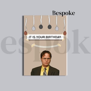 Może przedstawiać: Kartka urodzinowa z kreskówkowym wizerunkiem Dwighta Schrute'a z The Office. Na kartce widnieje napis "IT IS YOUR BIRTHDAY." nad wizerunkiem Dwighta, z wiszącymi dekoracjami i słowem "Bespoke" na górze.