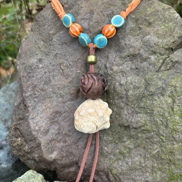 Boho Kette Muschel orange türkis und geschnitzte Holzperlen // Hippie Kette, Muschelkette, Muschel Kette, Vintagekette, Strandschmuck