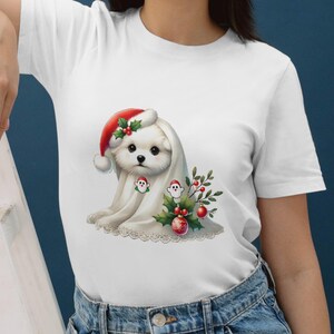 Adorabile cucciolo di Natale, arte digitale, cane bianco festoso con cappello da Babbo Natale, agrifoglio e decorazioni, stampa artistica da parete in stile acquerello.
