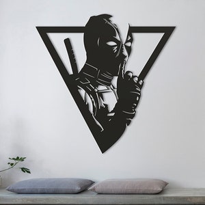 Peut inclure: Silhouette noire et blanche d'un personnage de super-héros avec un doigt sur les lèvres, à l'intérieur d'une forme triangulaire. Le personnage porte un masque et un costume.